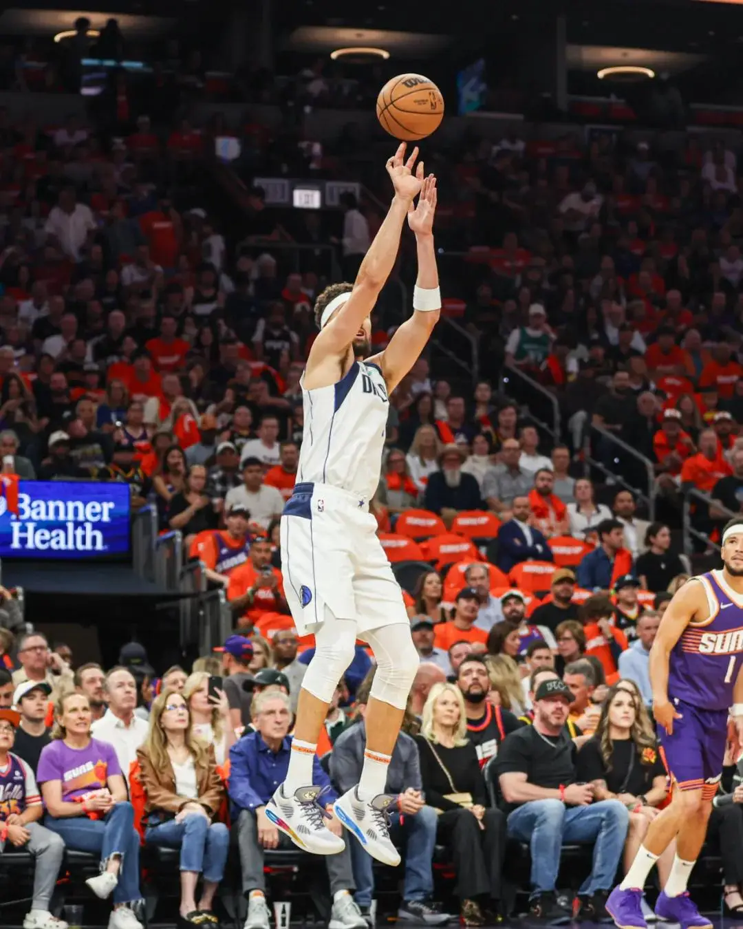 菲尼克斯太阳迎欧篮联关键赛，冲刺阶段临场应变，悬念犹存，赛程密集仍需轮换的简单介绍