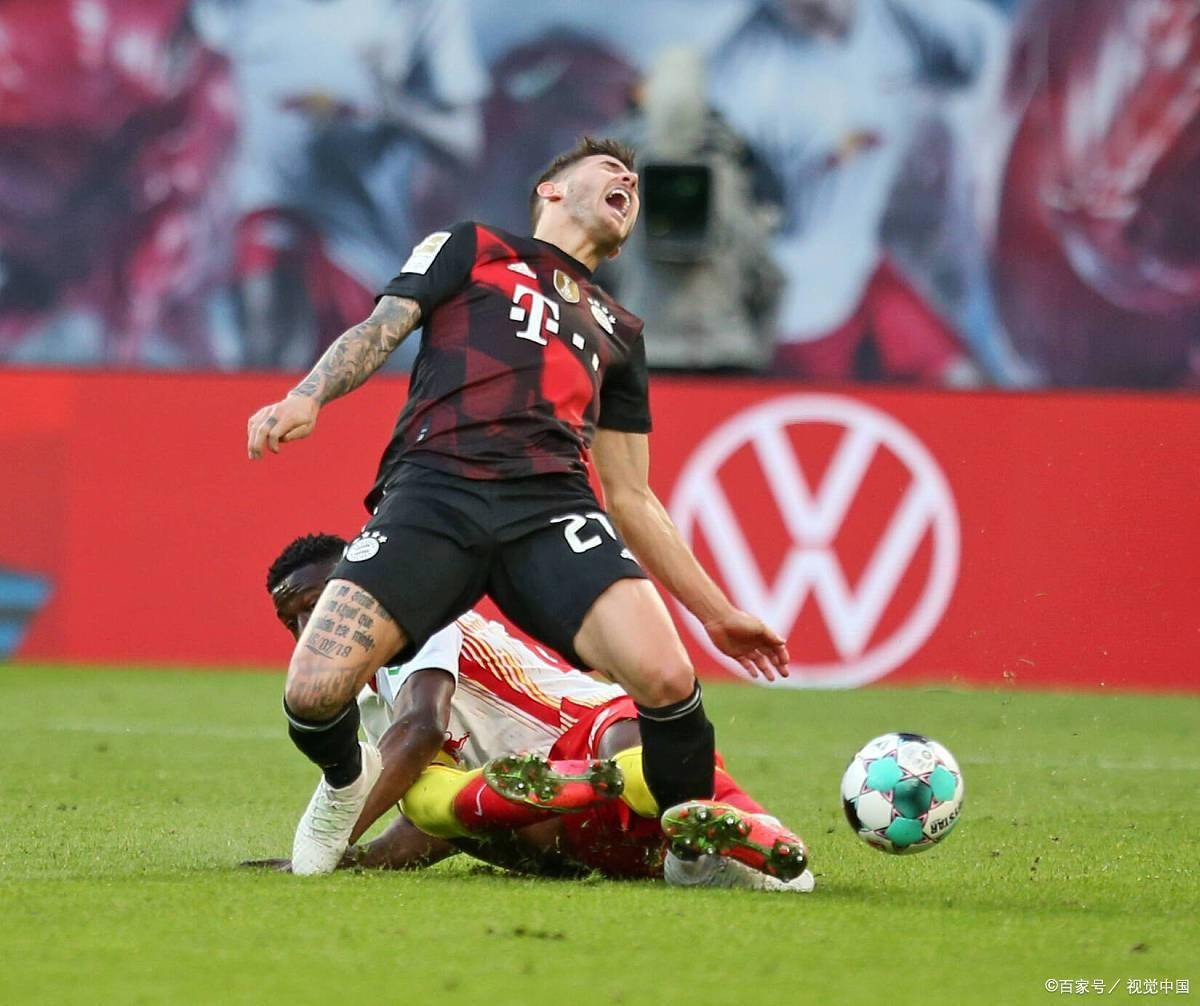 勒沃库森训练开放日；今夜主帅复盘引欢呼；荷甲在即；年轻球员得到机会 