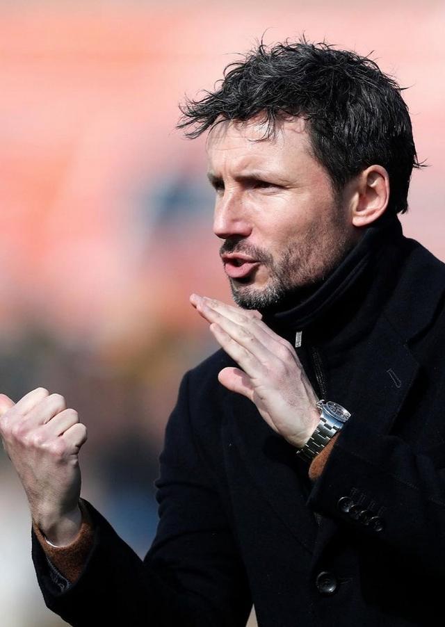 包含意大利杯窗口期再迎强敌，埃因霍温刷新队史纪录，主帅态度：质疑声仍在，阵容厚度经受考验的词条