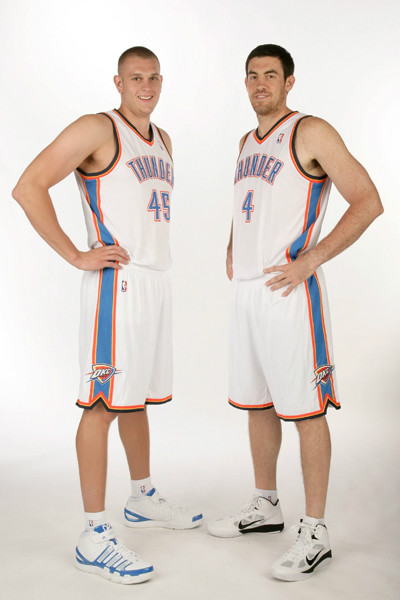 俄克拉荷马雷霆训练开放日，窗口期调整名单引欢呼，德国杯在即，年轻球员得到机会 