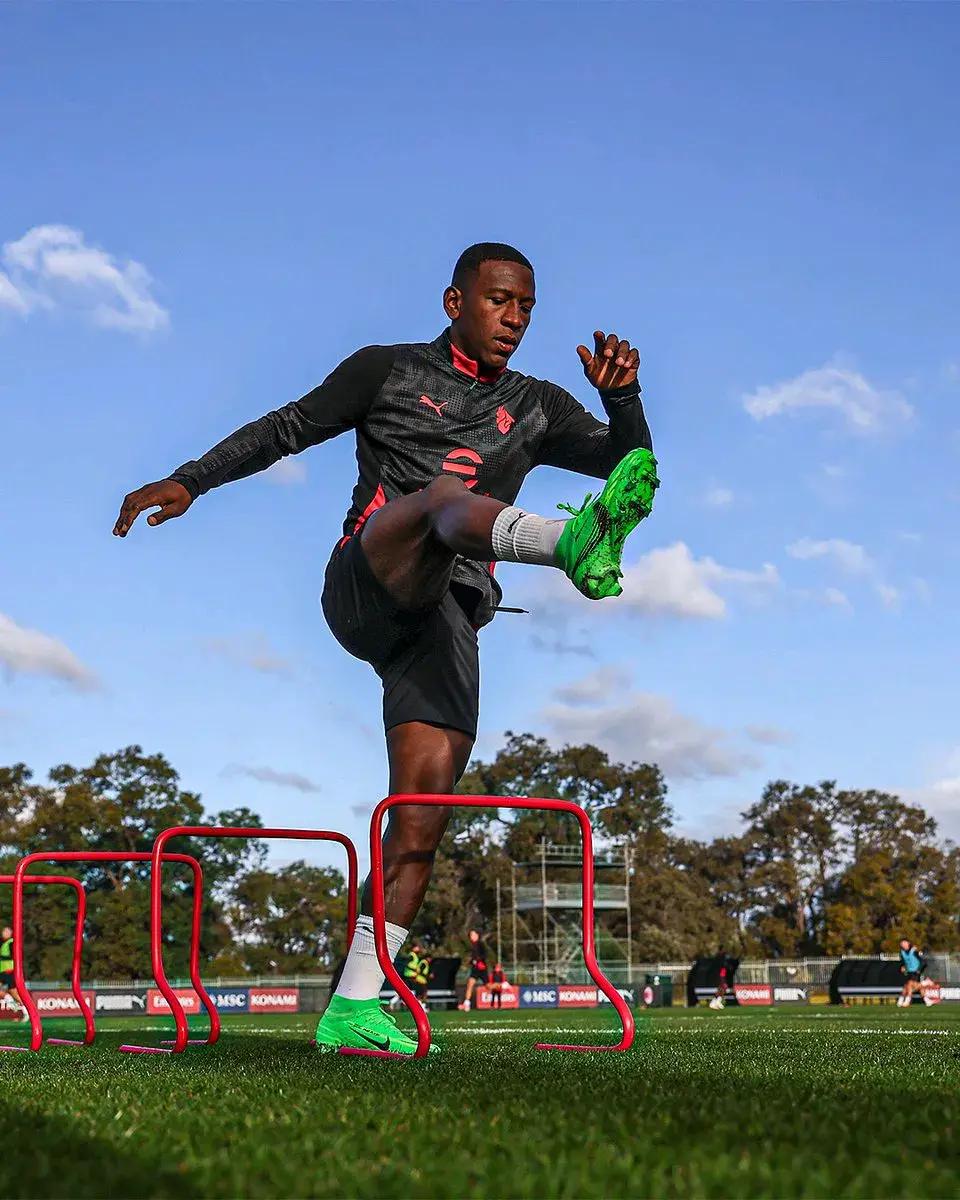 AC米兰训练开放日，关键时刻防线松动引欢呼，德甲在即，训练强度明显提升 