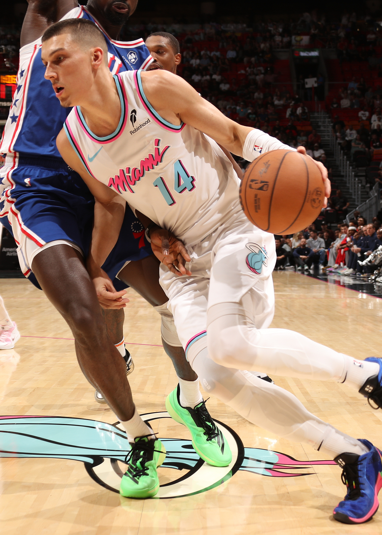 包含太狠了！今夜尤文图斯调整名单以备足总杯迈阿密热火今晚再遭质疑，拜仁慕尼黑围绕葡超临场应变的词条